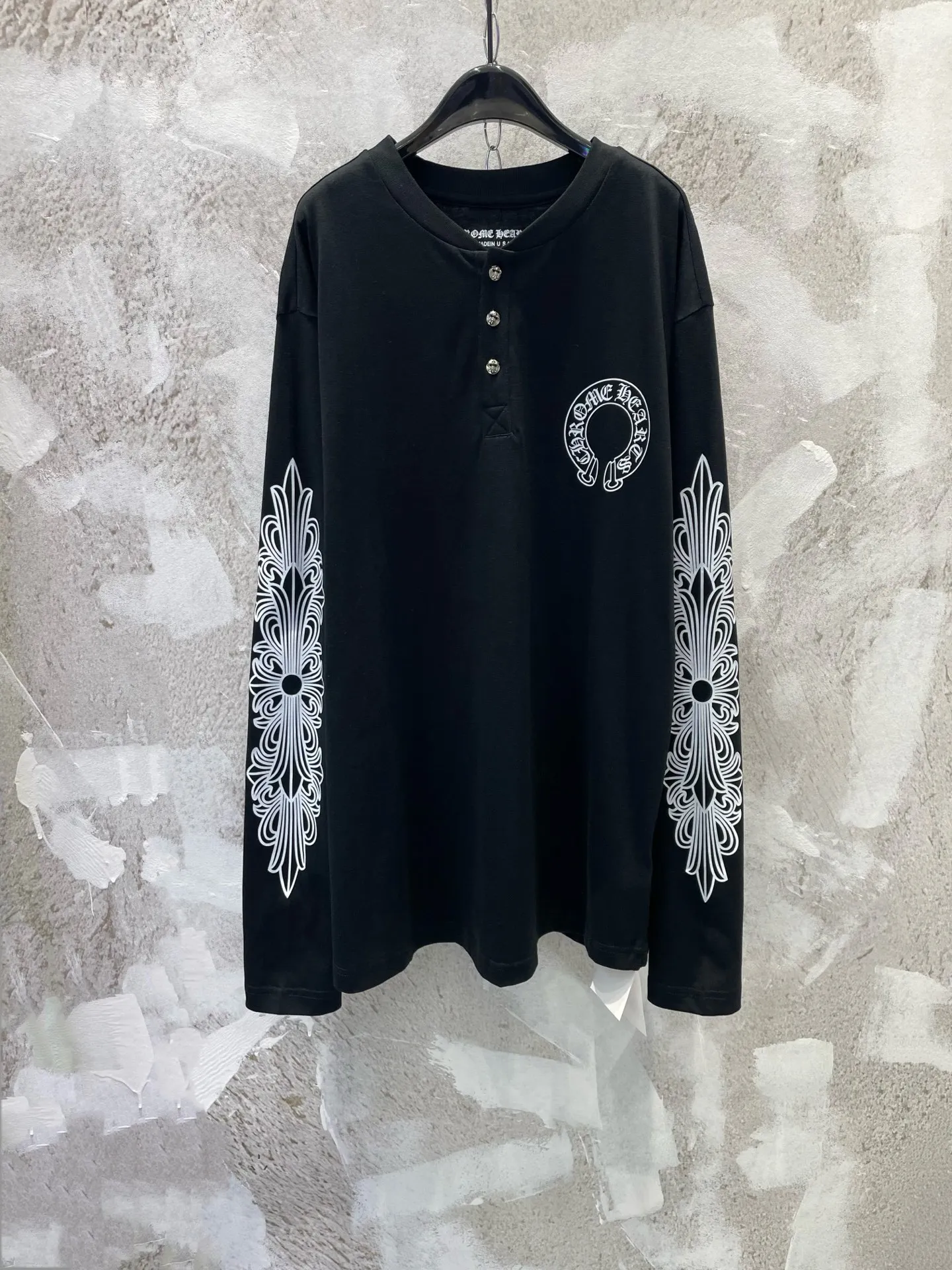 P370 Chrome Hearts Black Cross Flower Silver Button Henley Collar Long Sleeve, 220G pure cotton fabric, soft and comfortable, perfect for autumn and winter! Antique silver cross flower buttons on the front + cross flower print on the arms, full of gothic dark style. It has a slim fit and is suitable for both men and women. It looks cool when worn with overalls or jeans, and can be easily worn for daily outings and street wear. Customized accessories + complete three standards, detail control is a must! Size SIZE: S M L